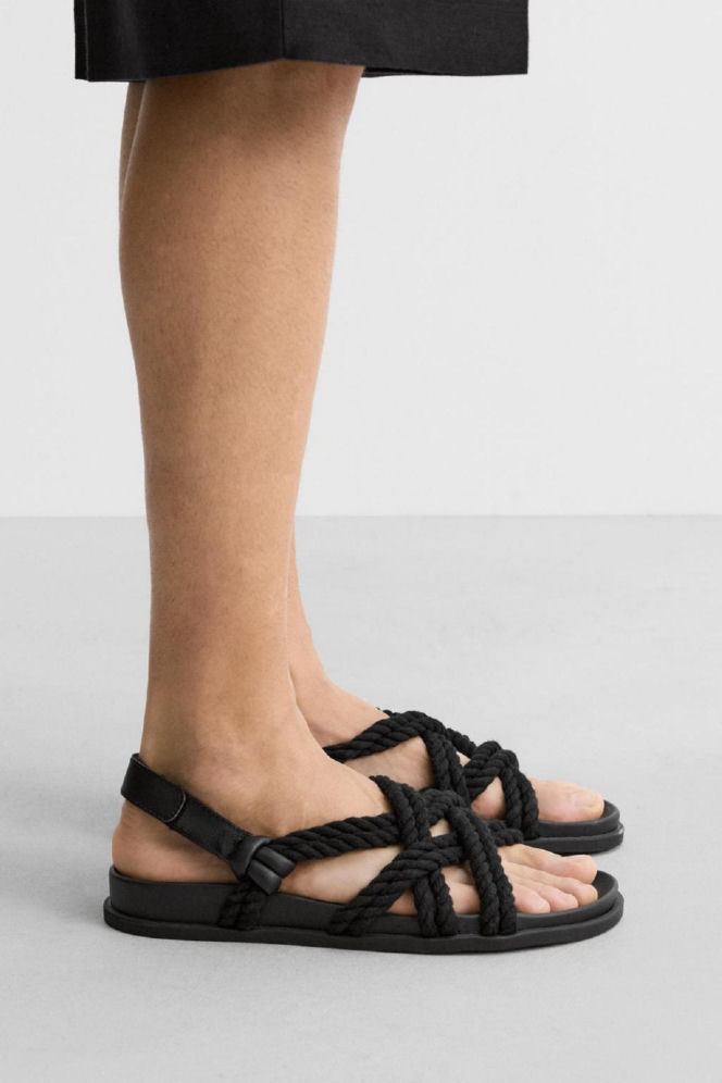 Włoszki latem 2026 będą nosić tylko te sandały. Modele w tym stylu kupicie między innymi w H&M i Zarze