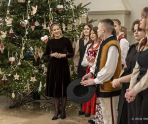 Uczniowie z Zakopanego ubrali choinkę w Pałacu Prezydenckim. Córka Pierwszej Damy skradła show!