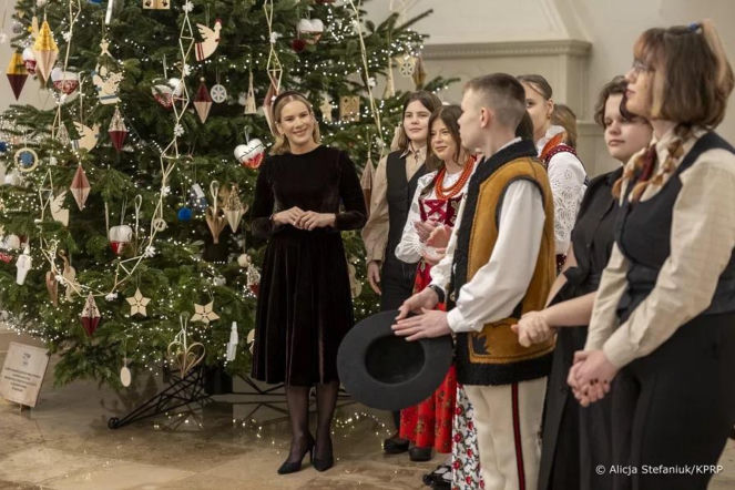 Uczniowie z Zakopanego ubrali choinkę w Pałacu Prezydenckim. Córka Pierwszej Damy skradła show!