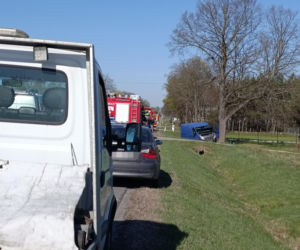 Osobówka zepchnęła busa do rowu