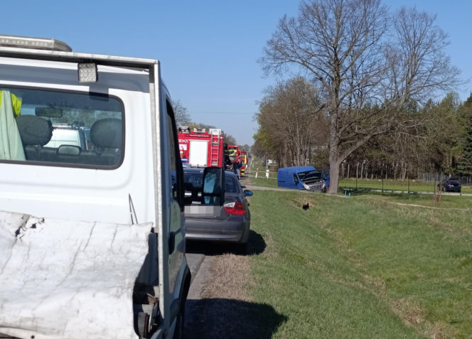 Osobówka zepchnęła busa do rowu