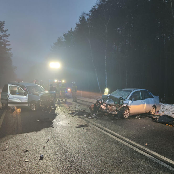 Śmiertelny wypadek na DK74. Jedna osoba nie żyje, druga w szpitalu