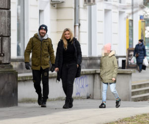 Martyna Wojciechowska z córeczką i z Przemkiem Kossakowski na spacerze