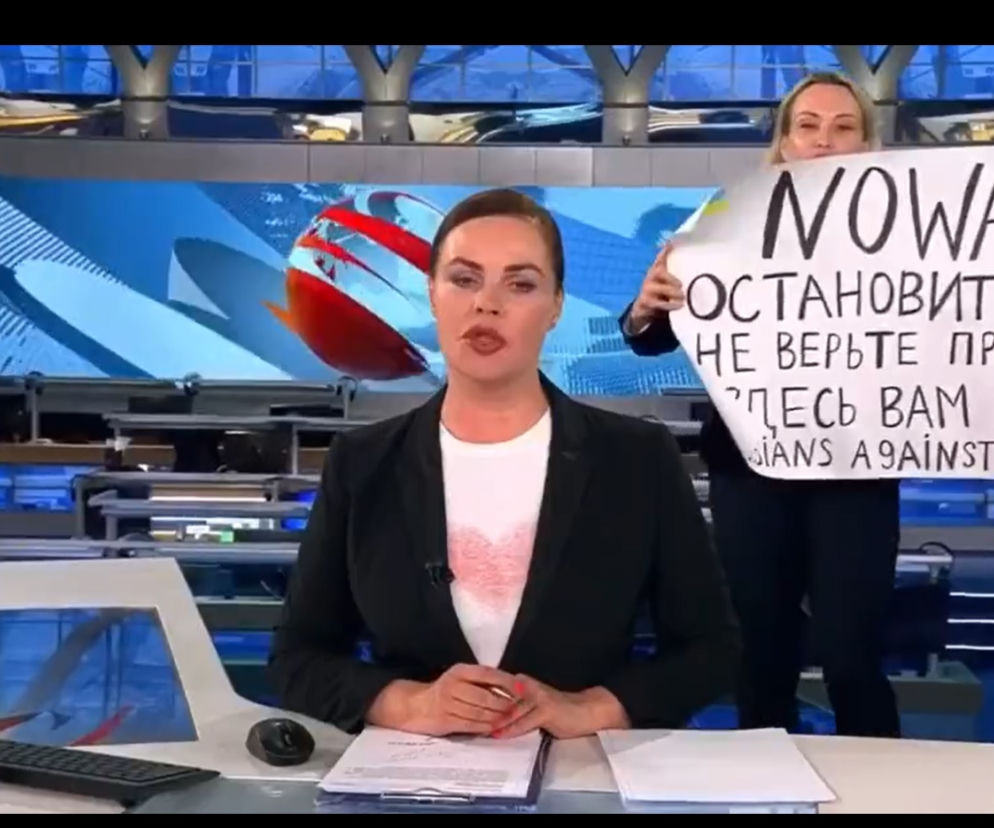 Wojna na Ukrainie. Szok w rosyjskiej telewizji! Antywojenny protest podczas audycji na żywo [RELACJA NA ŻYWO 14.03.2022]