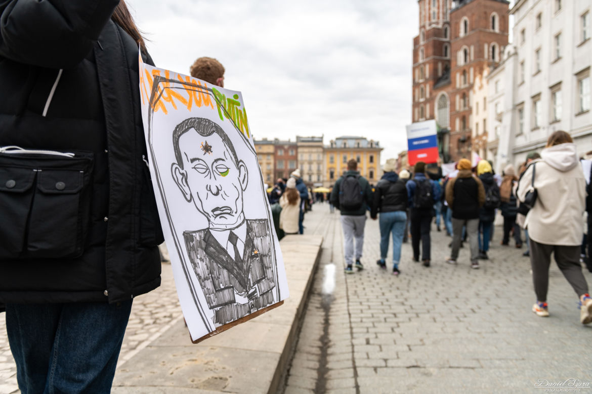 Kraków solidarny z Ukrainą! Wielka manifestacja na Rynku Głównym [ZDJĘCIA]