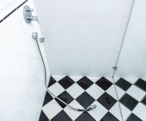 Jak poprawnie usunąć starą fugę i silikon oraz nałożyć nowy? Murator Remontuje