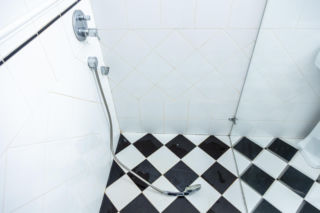 Jak poprawnie usunąć starą fugę i silikon oraz nałożyć nowy? Murator Remontuje