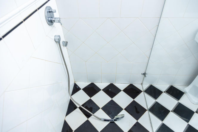 Jak poprawnie usunąć starą fugę i silikon oraz nałożyć nowy? Murator Remontuje