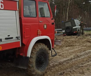 W Parszowie patrol saperski ugrzązł w błocie