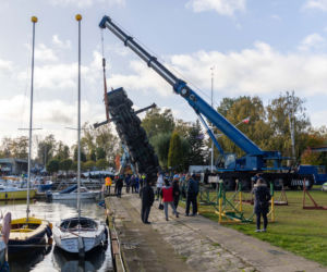 Dźwig przewrócił się na przystani żeglarskiej. Operator trafił do szpitala