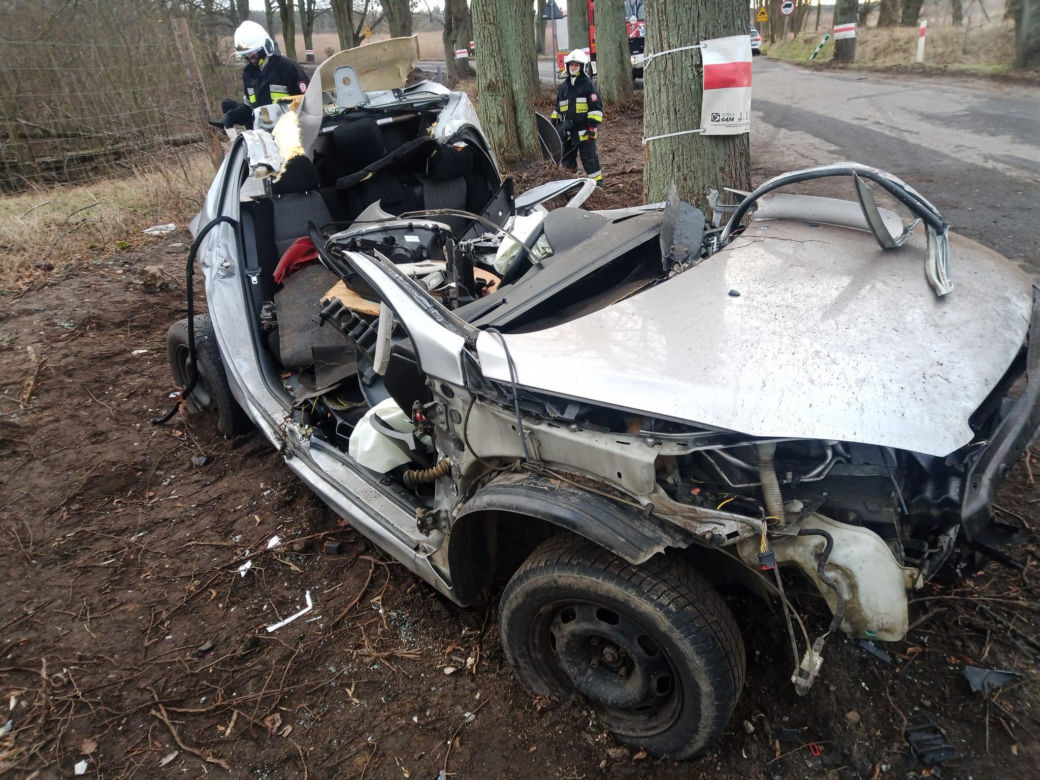 Macierz. 37-latek i 28-latka zginęli po uderzeniu w drzewu. To byli strażacy ochotnicy [ZDJĘCIA]