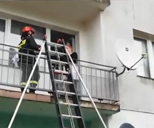 Wysoka: Przyjechał na sygnale do ukochanej. Wszedł na balkon i padł na kolana [WIDEO]