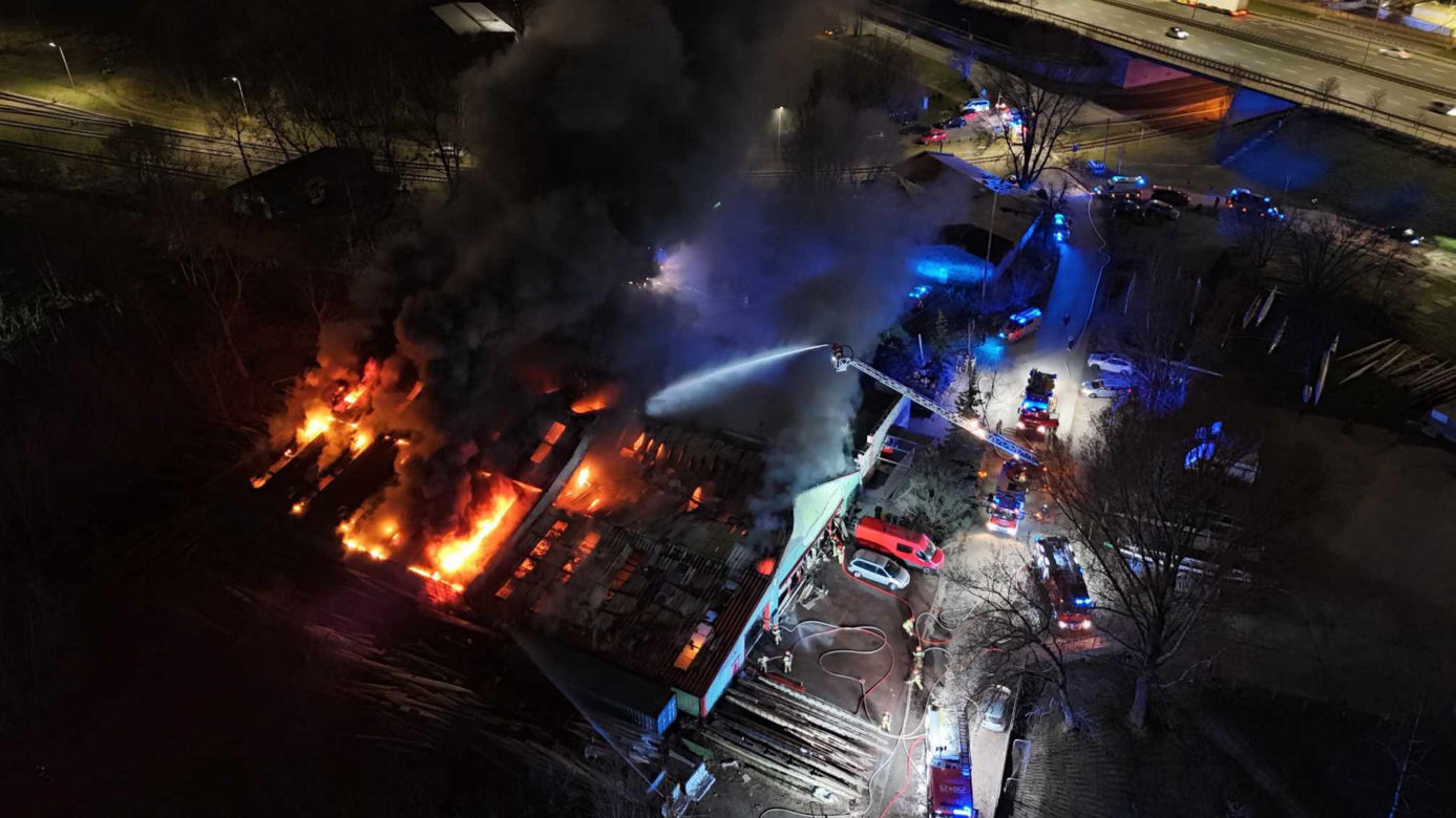 Ogromny pożar na Białołęce. Czarna chmura nad Warszawą