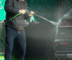 Robert Więckiewicz myje samochód