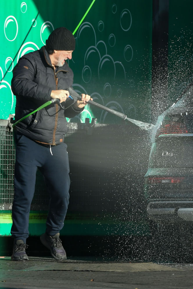 Robert Więckiewicz myje samochód