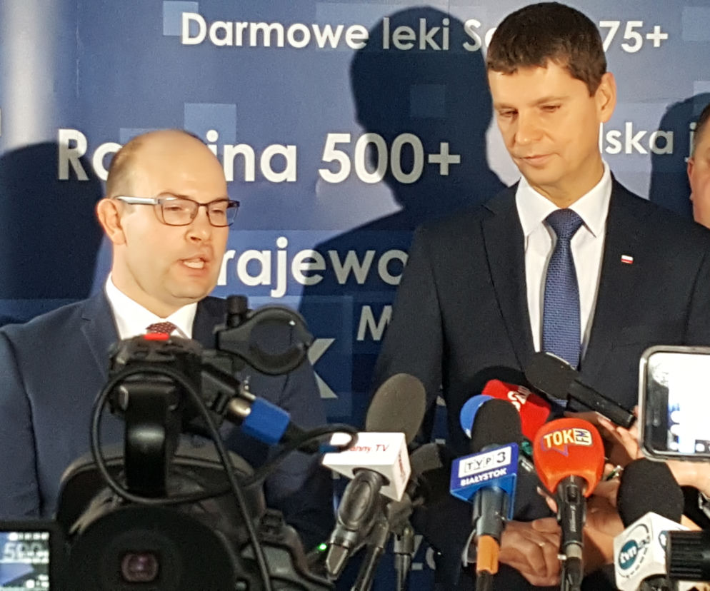Artur Kosicki ( drugi z lewej)