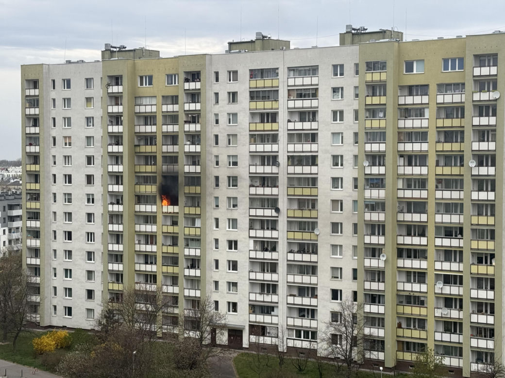 Pożar mieszkania w Warszawie! Czarny dym widać z daleka [ZDJĘCIA]