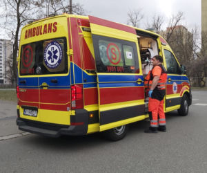 Makabra na Mokotowie. Mercedesem przejechał staruszkę. 81-latka zmarła w szpitalu