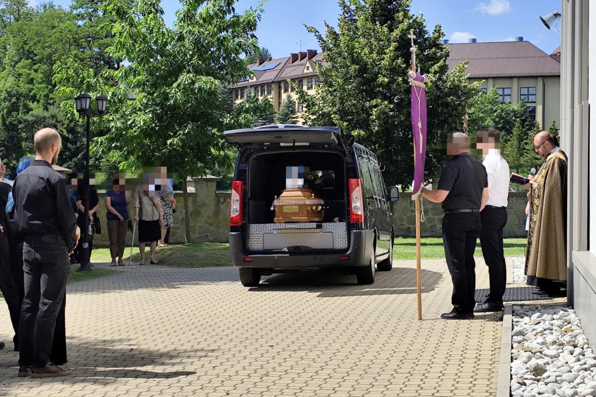 Kolorowe kwiaty i morze łez na pogrzebie Katarzyny z Raby Wyżnej. Zazdrosny mąż zabił ją 10 metrów od domu