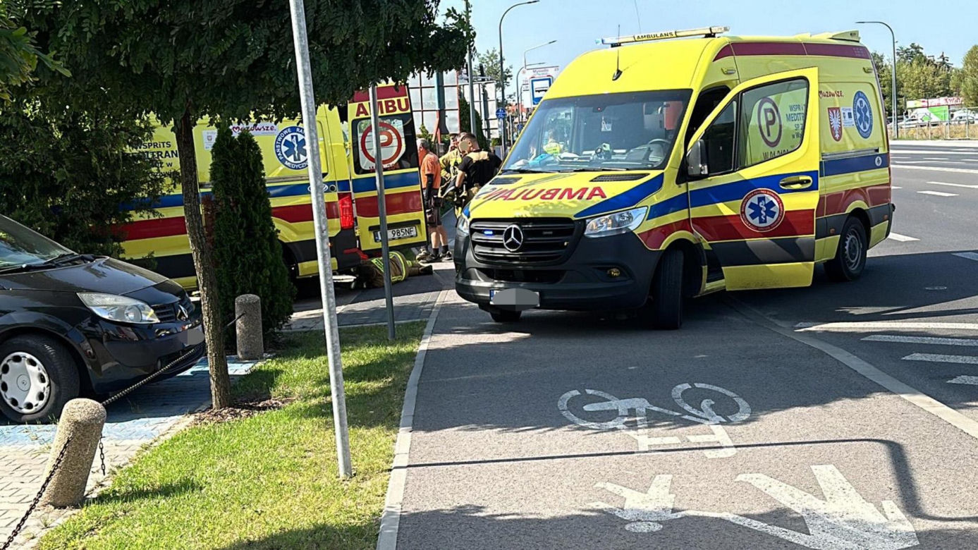 Latarnia przewróciła się na mężczyznę, a w karetce pękła opona. Niecodzienne zdarzenie w podwarszawskim Piasecznie