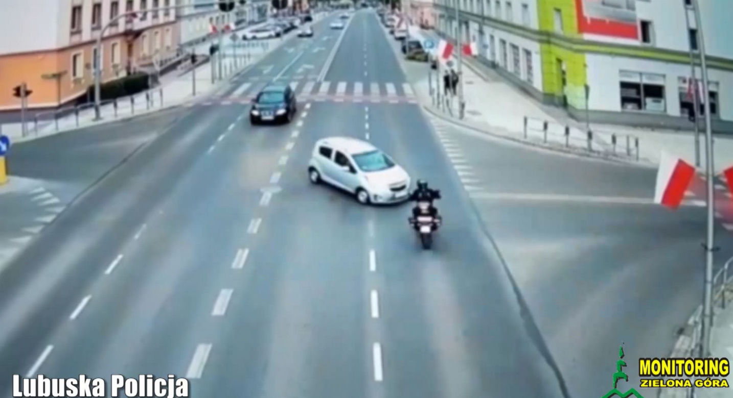 Przerażający wypadek w Zielonej Górze! Motocyklista wyleciał w powietrze po zderzeniu z chevroletem [ZDJĘCIA].