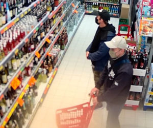 Sosnowiec: Bezczelni złodzieje okradli Biedronkę. Weszli jak po swoje. Rozpoznajesz ich? [ZDJĘCIA]