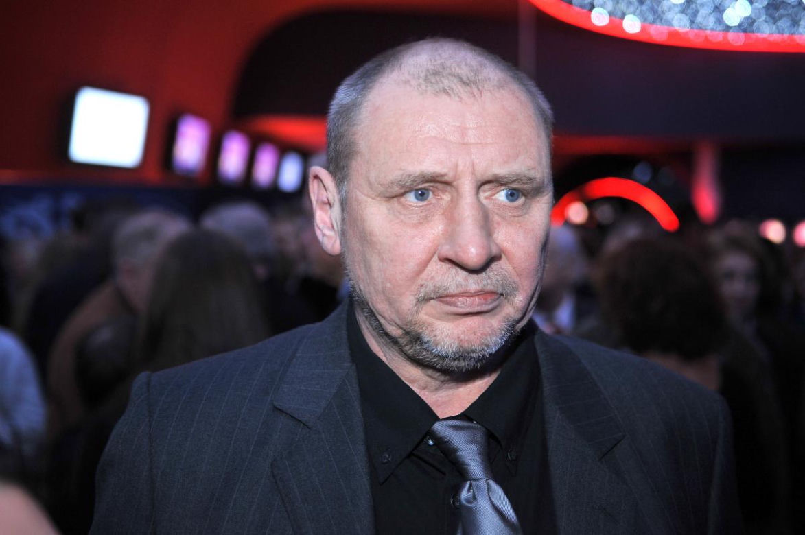Rola Ferdynanda Kiepskiego niemal zepsuła mu karierę. Czym zajmuje się obecnie Andrzej Grabowski i jak zmienił się przez lata?