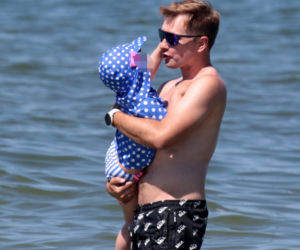 Ale mu Wesoło! Kuba Wesołowski z rodziną na plaży