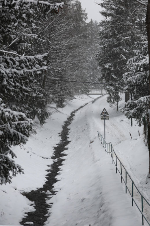 Zakopane pod śniegiem. Miasto ma problem z opadami