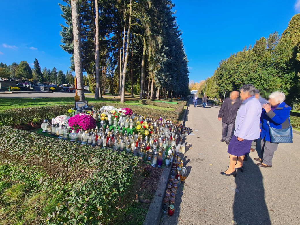 Rzeszów. Ogrom zniczy na mogile Tadeusza Ferenca [GALERIA]