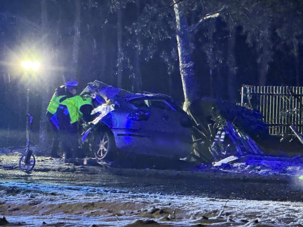 Uciekał seatem przed policją. Gonili go przez dwa powiaty. Zginął na drzewie