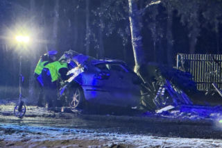 Uciekał seatem przed policją. Gonili go przez dwa powiaty. Zginął na drzewie