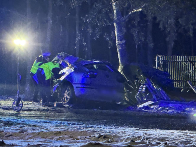 Uciekał seatem przed policją. Gonili go przez dwa powiaty. Zginął na drzewie