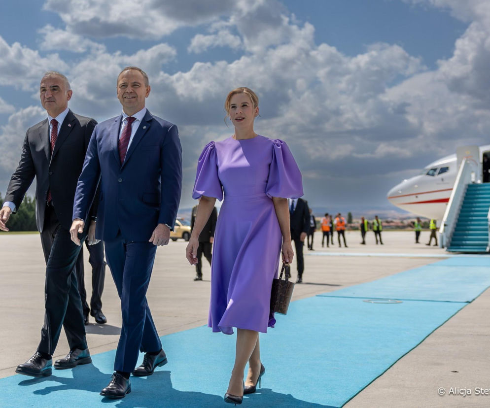 Marta Nawrocka w fioletowej sukni i Karol Nawrocki na lotnisku w Turcji. O wizycie pary prezydenckiej przeczytasz na SE.