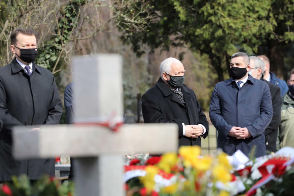 Prezes PiS, wicepremier Jarosław Kaczyński składa kwiaty na grobach ofiar katastrofy smoleńskiej na warszawskim Cmentarzu Wojskowym na Powązkach