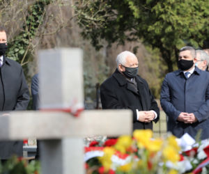 Prezes PiS, wicepremier Jarosław Kaczyński składa kwiaty na grobach ofiar katastrofy smoleńskiej na warszawskim Cmentarzu Wojskowym na Powązkach
