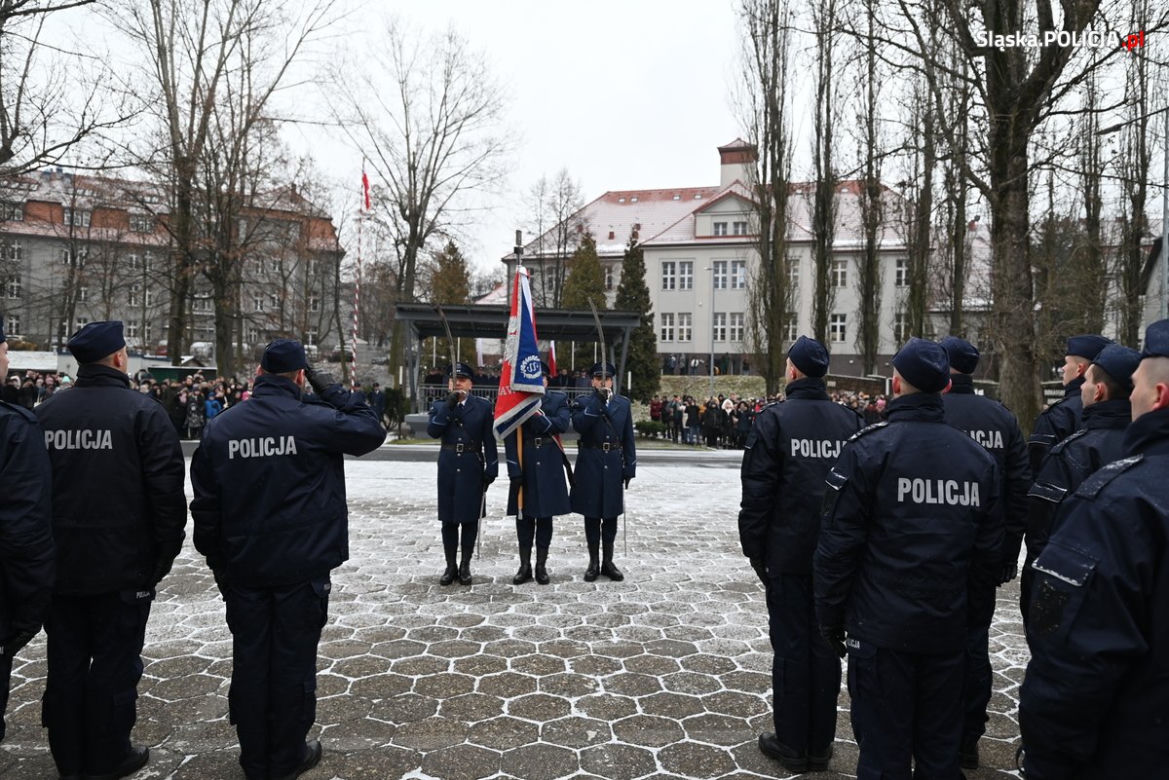 Śląskie: 156 nowych policjantów złożyło ślubowanie w Katowicach