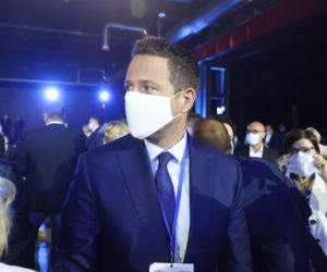 Prezydent Rafał Trzaskowski jedyny na sali w maseczce 