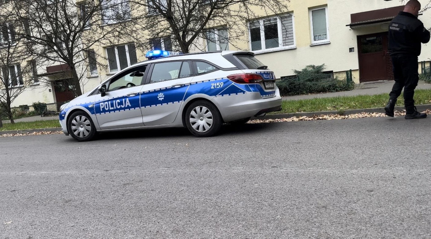 Tragedia w Warszawie. Mieszkańcy usłyszeli wystrzał z broni. W mieszkaniu znaleziono zwłoki