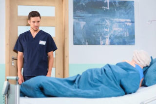 Pierwsza miłość, odcinek 4156: Marta udaje się do kostnicy zobaczyć ciało swojego prześladowcy. Dokonuje szokującego odkrycia