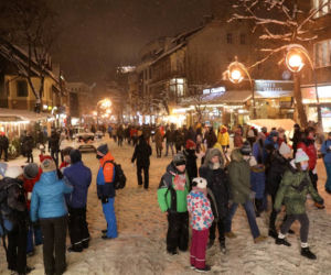 Dzikie TŁUMY na Krupówkach w Zakopanem. Bójki, zatrzymania, mandaty [ZDJĘCIA]