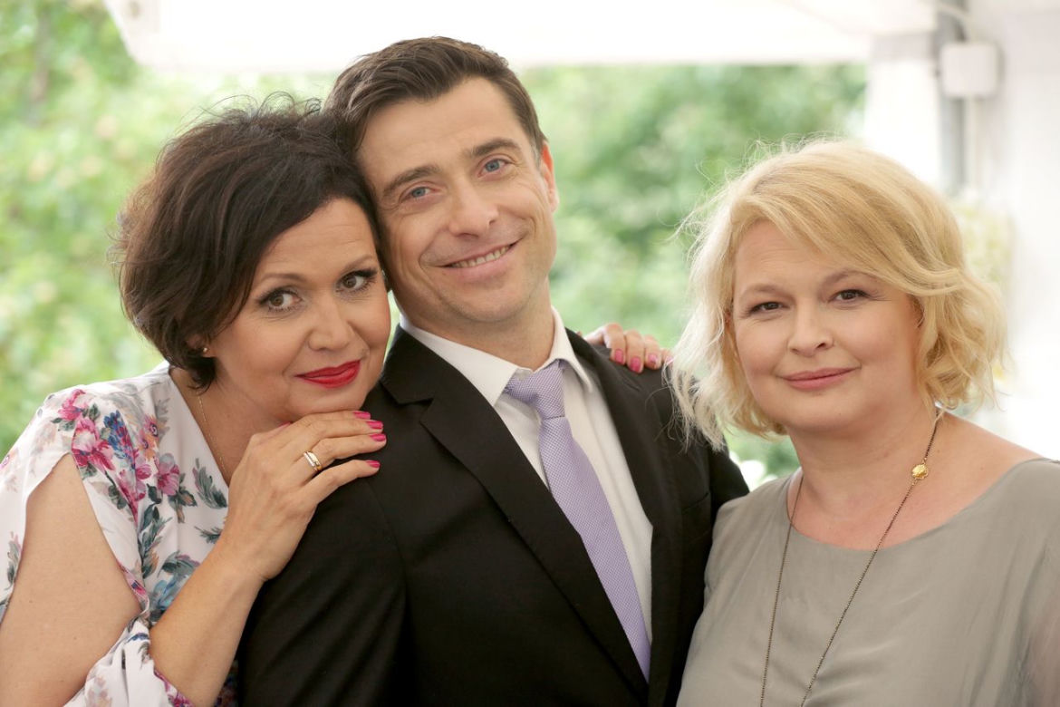 M jak miłość odc. 1400. Marysia (Małgorzata Pieńkowska), Marek (Kacper Kuszewski) i Marta (Dominika Ostałowska)