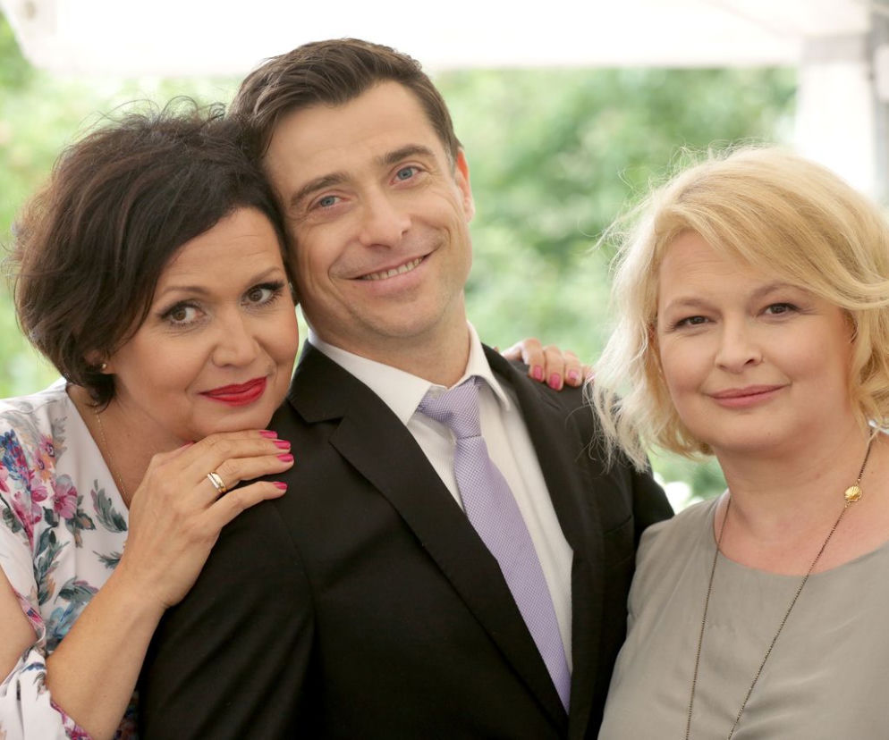 M jak miłość odc. 1400. Marysia (Małgorzata Pieńkowska), Marek (Kacper Kuszewski) i Marta (Dominika Ostałowska)