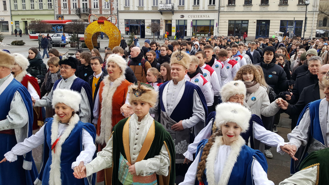 Maturzyści z Nowego Sącza zatańczyli poloneza na Ryku 
