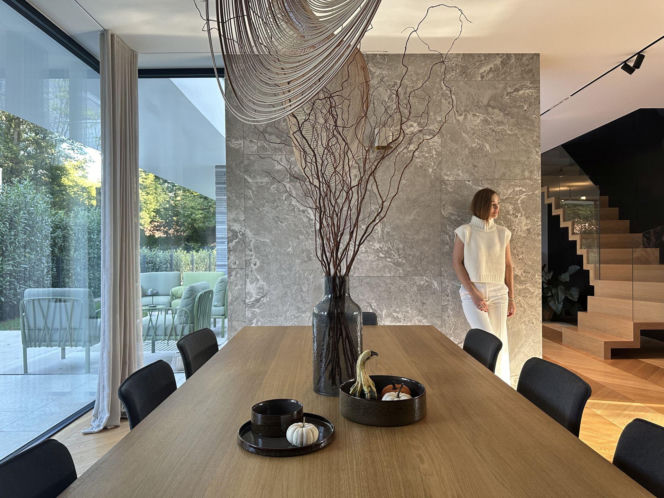 Forrest House to współczesna willa miejska autorstwa JABRAARCHITECTS, zaprojektowana na styku architektury i krajobrazu