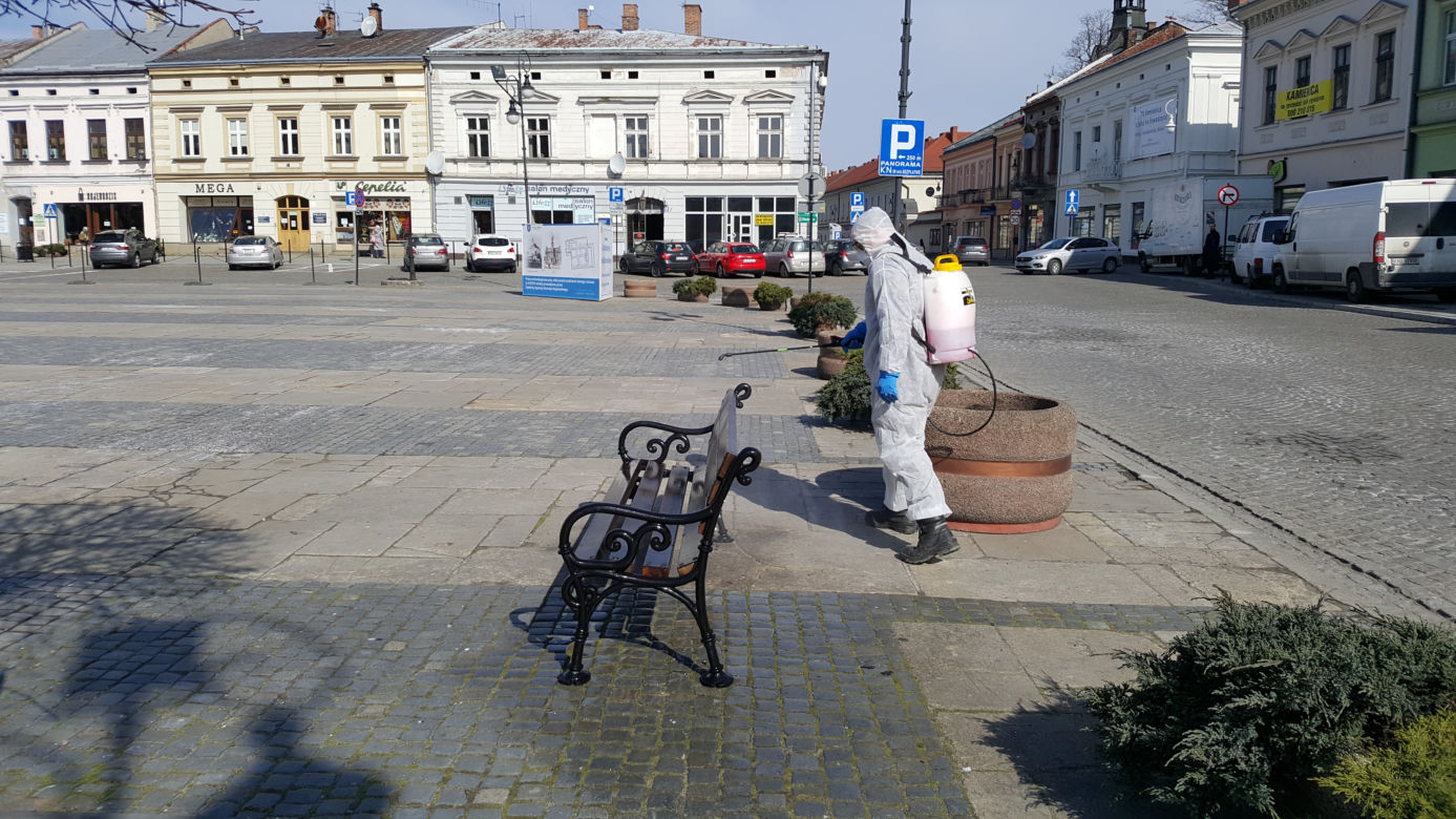 Białe kombinezony i Virkon. Tak w Nowym Sączu walczą z epidemią koronawirusa! 