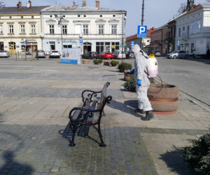 Białe kombinezony i Virkon. Tak w Nowym Sączu walczą z epidemią koronawirusa! 