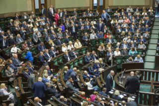 Tylko 3 proc. podwyżki dla nauczycieli i urzędników. Inflacja zje większość 