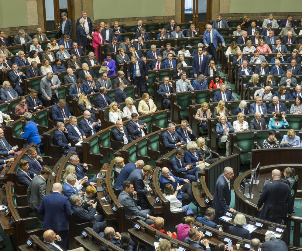 Licznie zgromadzeni posłowie w ławach sejmowych podczas obrad. O pracy nad budżetem na 2027 rok przeczytasz na SE Superbiz.