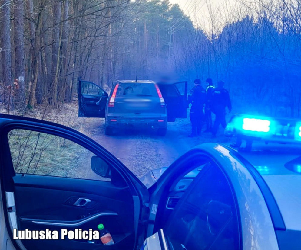 Pościg w Międzyrzeczu. Kierowca bez prawa jazdy próbował pozbyć się narkotyków